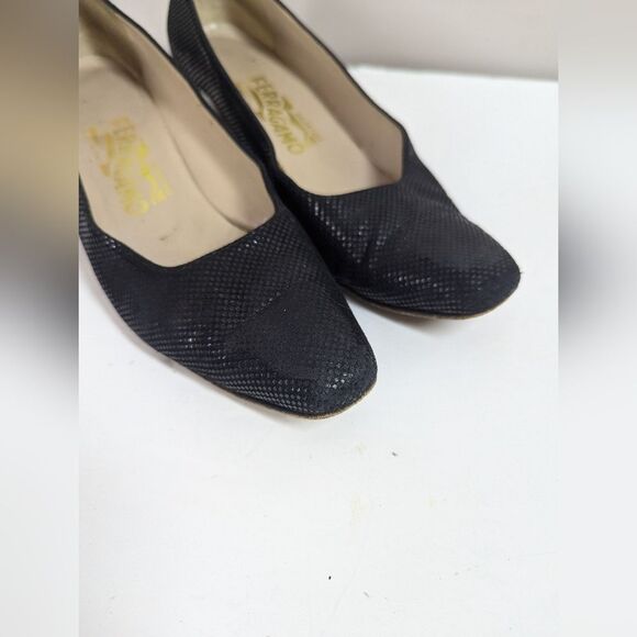 Salvatore Ferragamo Black Leather Low Heel Pumps – Textured Dot Pattern – Sz 7aa - Picture 4 of 9